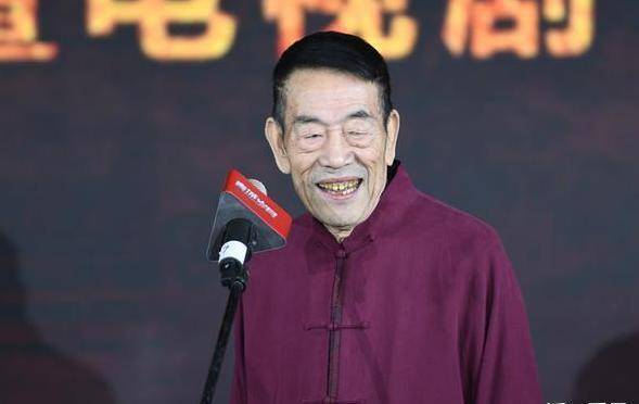 88岁的相声演员杨少华近照,瘦到皮包骨,儿子在旁服侍显孝顺_生活_年龄