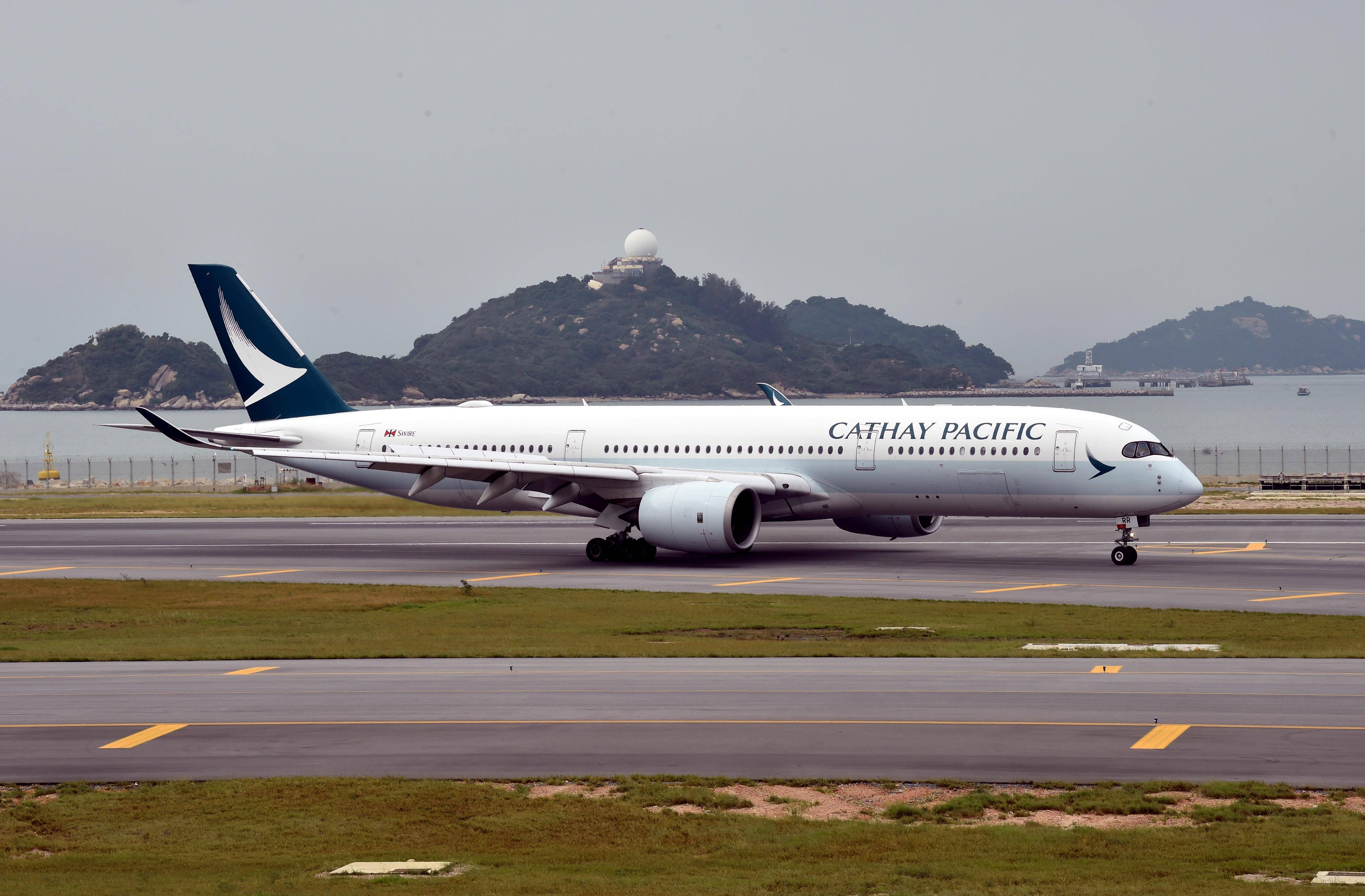 (图文互动)香港国际机场第三跑道正式启用_新华社_卢炳_客机