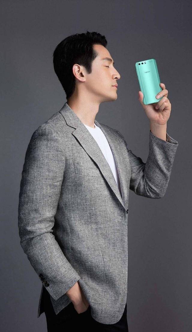 胡歌策划代言多少钱胡歌经纪人联系方式_德龙_华为_时尚