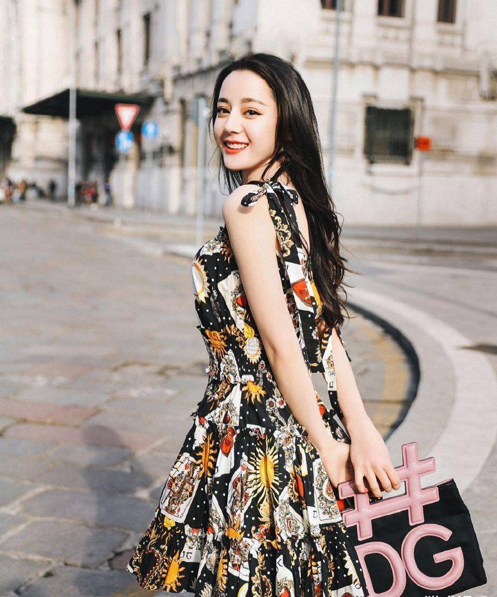 迪丽热巴漂亮花裙子,街头小仙女 67,美美哒_黑色_的设计_身材