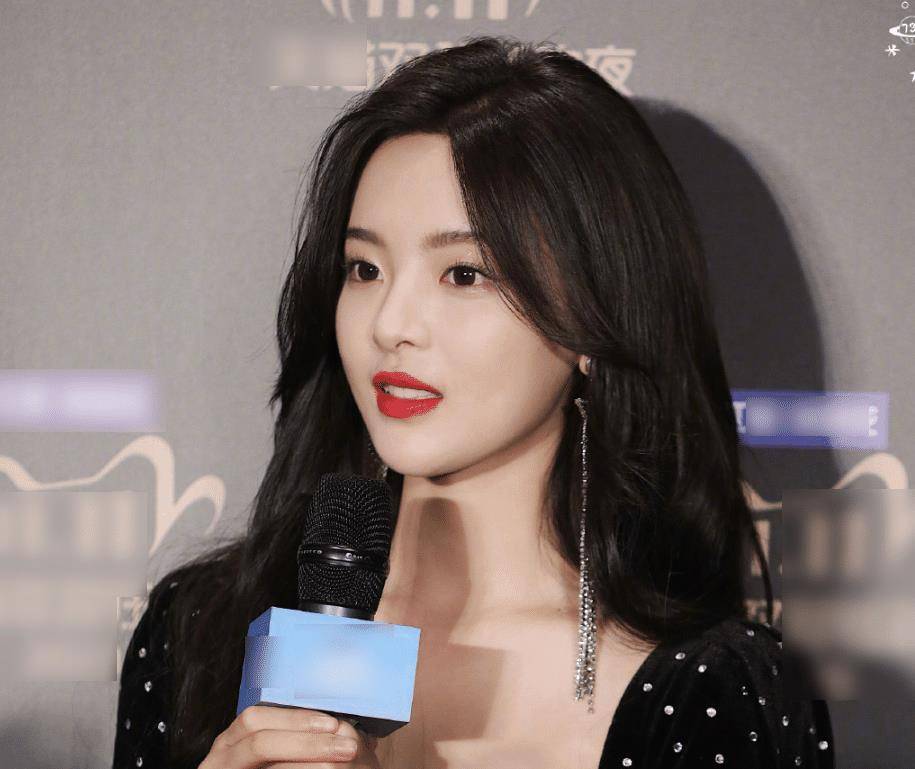 两大甜妹撞衫复古裙,杨超越穿出女团感,对比下金子涵暴露身材_长相