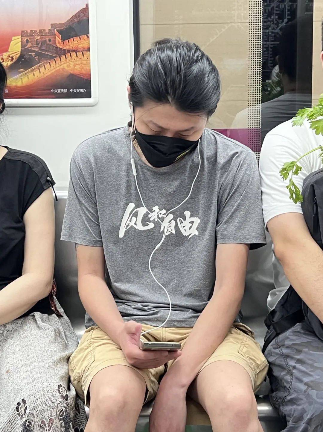 当代年轻人的后背如芒在背