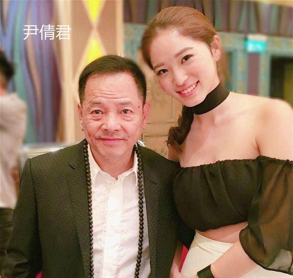 所以崩牙驹现在特别疼爱尹倩仪,几乎走到哪带到哪