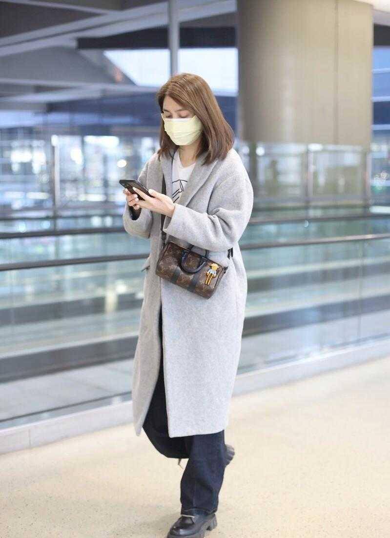 洪欣的衣品气质也太好了,穿灰色大衣配阔腿裤走机场,时髦又高级