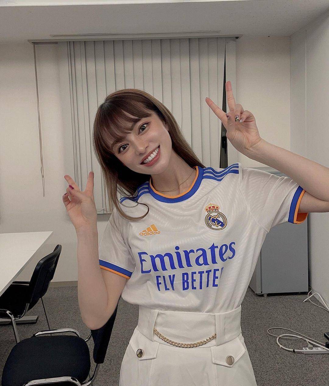 最耿直的日本女球迷遭殃:担任乐队鼓手,参加选秀拿奖,热爱皇马_美女