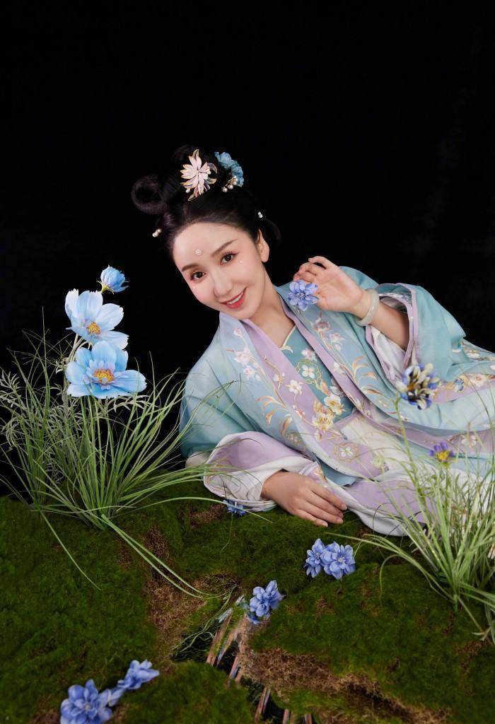 娄艺潇《高山流水觅知音》汉服造型写真 古装琵琶佳人翩翩起舞