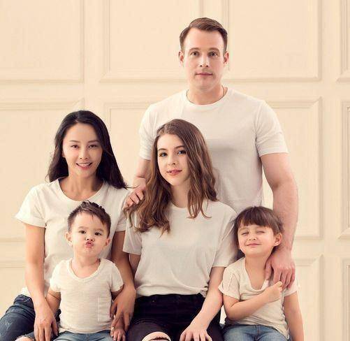 马雅舒一家及继女再婚后的马雅舒,一度暂停拍戏安心在家备孕.