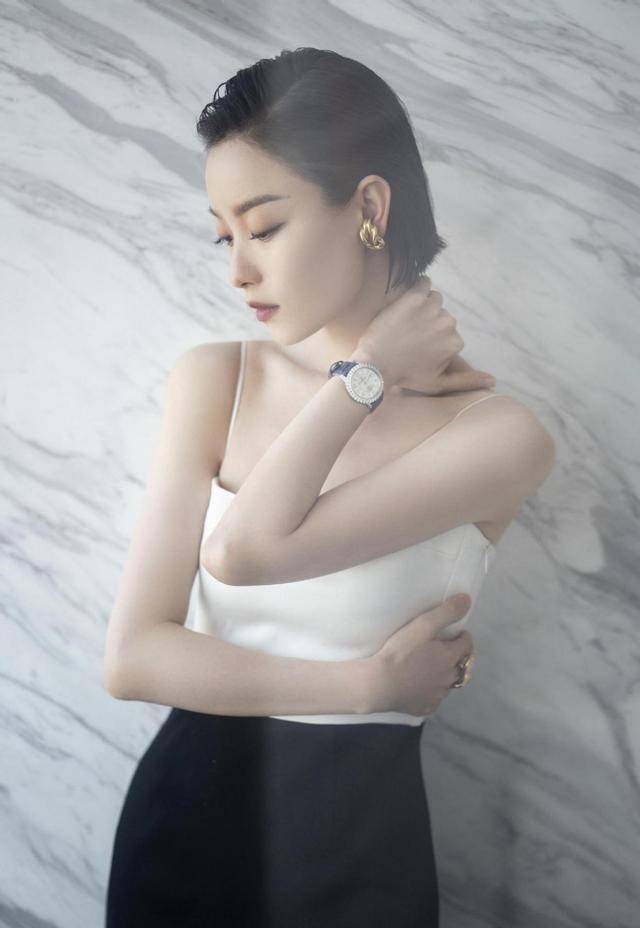 倪妮解锁短直发造型,白吊带配黑色包臀裙秀优美曲线,精致又优雅_衣服