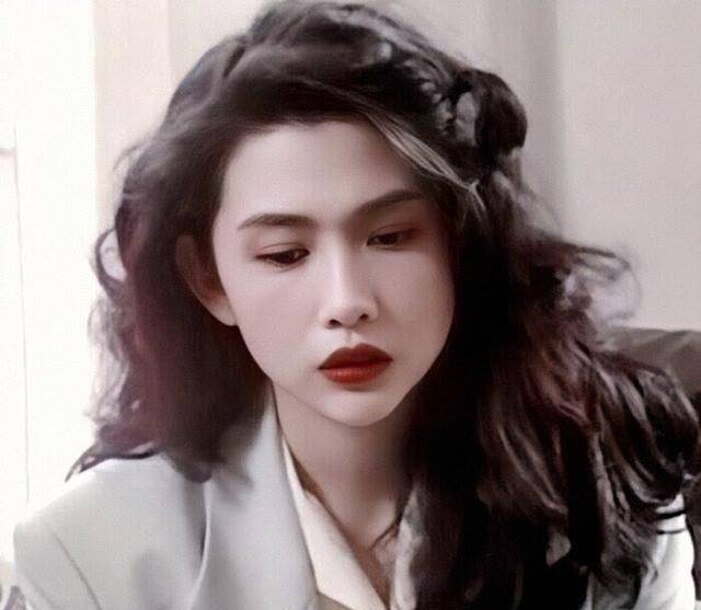 邱淑贞女儿沈月温婉大气,气质港风笑容甜美,比妈妈年轻时更美_时尚