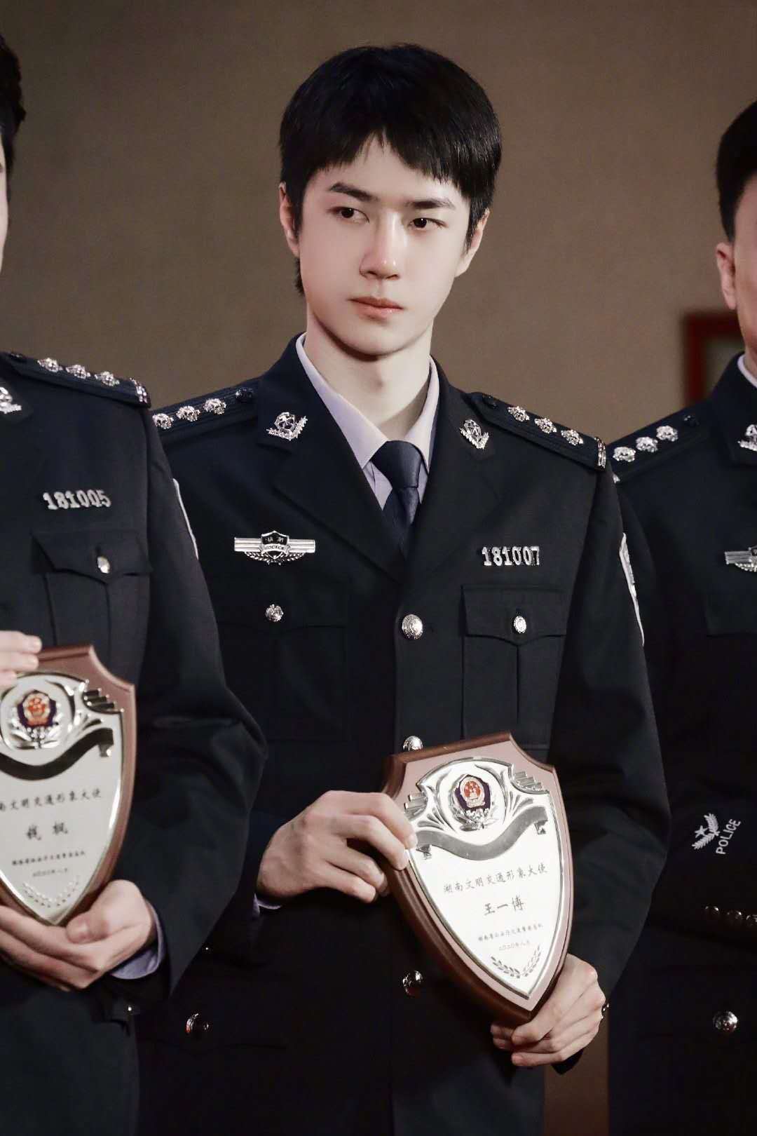 王一博穿警服领取荣誉奖章,与钱枫同框,钱枫的头比王一博大两倍