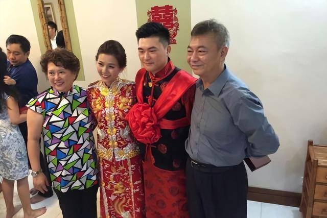 周年,携妻穿中式礼服庆祝,掀红盖头深情表白妻子_廖伟雄_红色_杨慧玲