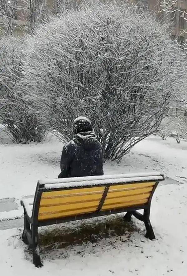 下雪照片一个人图片