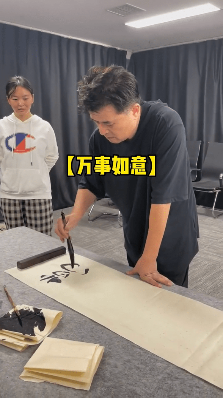 63岁毕福剑罕见露面,头发凌乱满脸憔悴,挥毫泼墨疑似给人作画