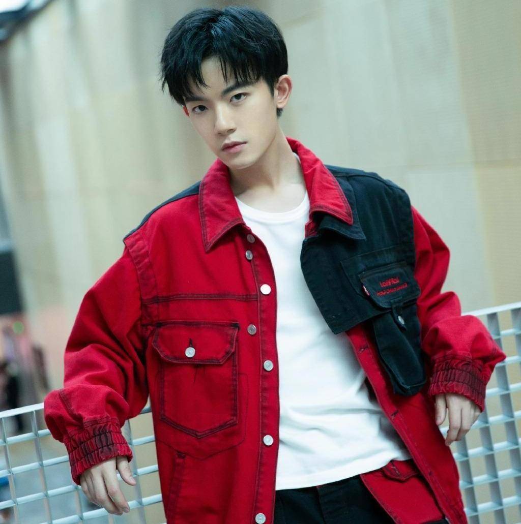 25岁演员自曝被拖欠工资,天天被公司老板教育,曝光后还被威胁_李明德