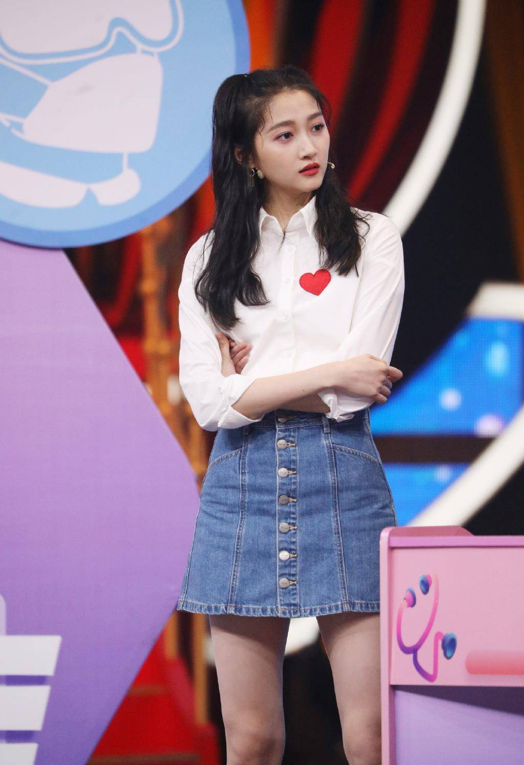 关晓彤和吴宣仪,相差6cm,同为双马尾发型,到底谁更甜?_造型_女孩_身高