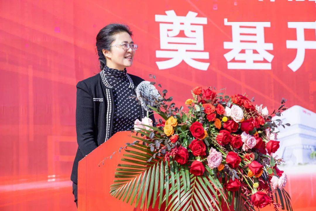 南通市副市长,启东市委书记李玲代表启东市委,市政府向易事特新技术