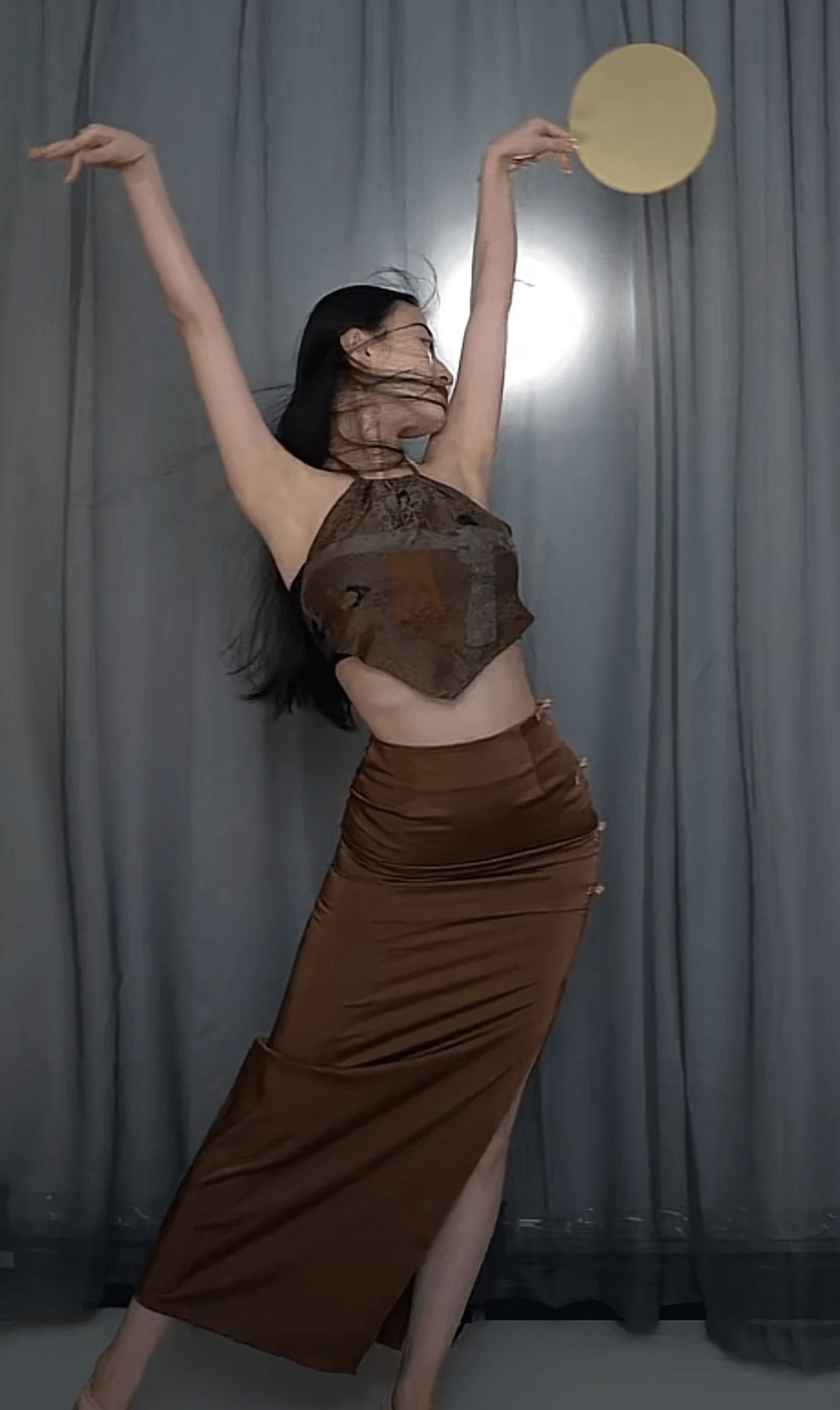 00后美女网红与80后姑姑合体跳舞,网友傻傻分不清:姐妹花哦买噶_身材