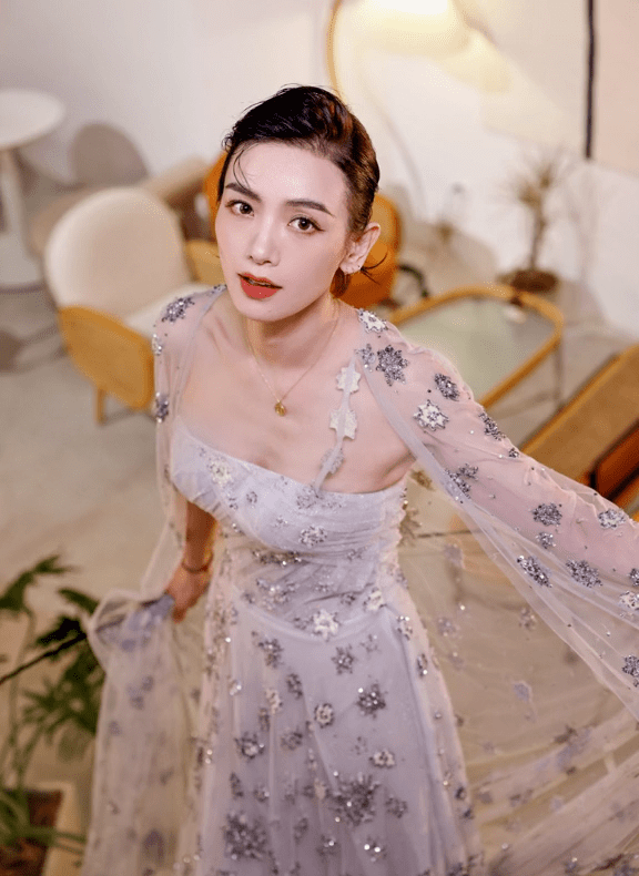 李晓峰罕晒单人婚纱美照,与刘恺威情侣手绳超吸睛_恋情_短发_网友