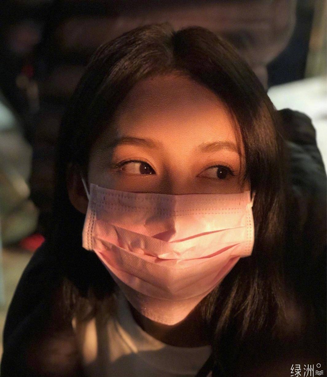果然外出就要戴口罩,李沁以身作则,外出佩戴口罩树立公众模范_体式