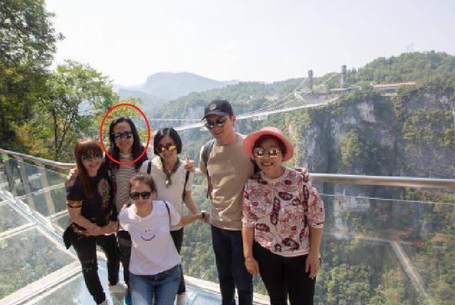 草蜢乐队蔡一智:娶黑帮老大前妻,今54岁一头长发和老婆像姐妹_周雪芳