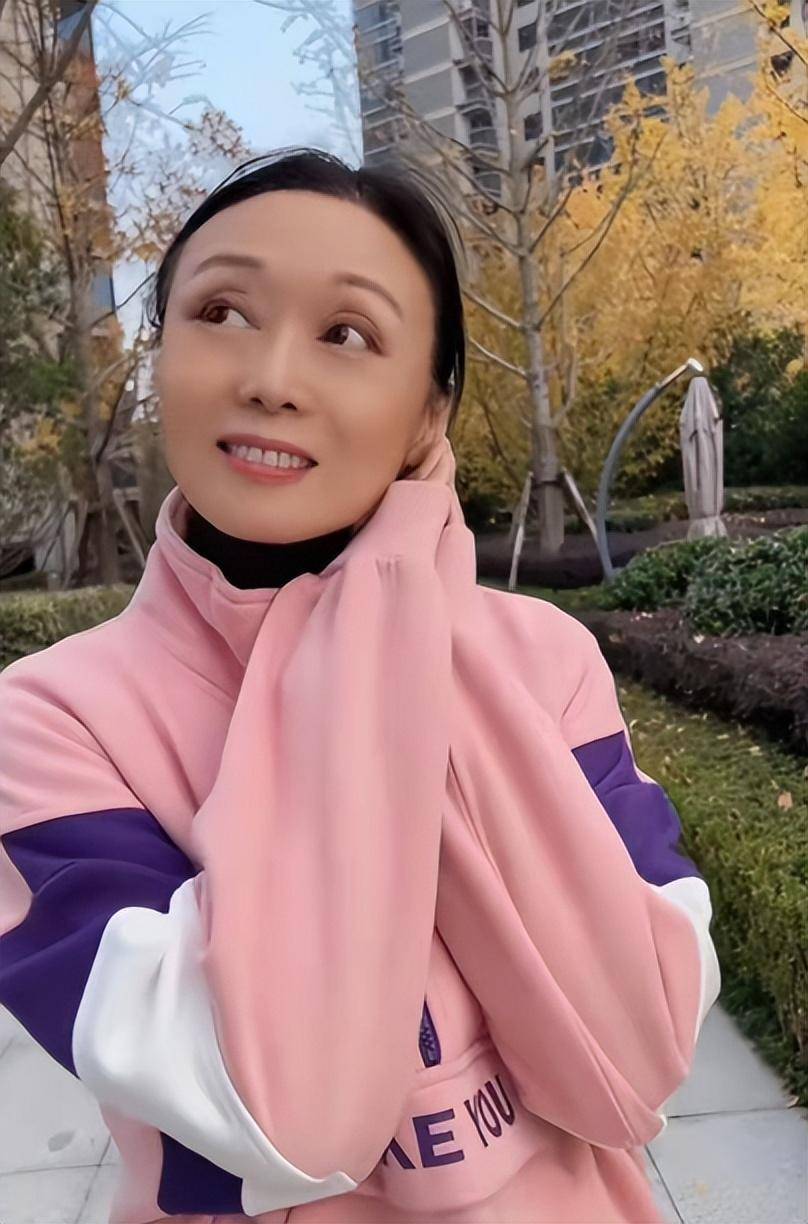 60岁吴琼在大街上热舞,面容精致无皱纹,摇头晃脑状态似少女