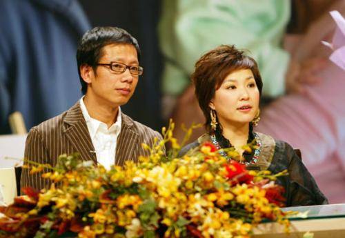 黄小茂对史可说:对不起,我们分手吧.