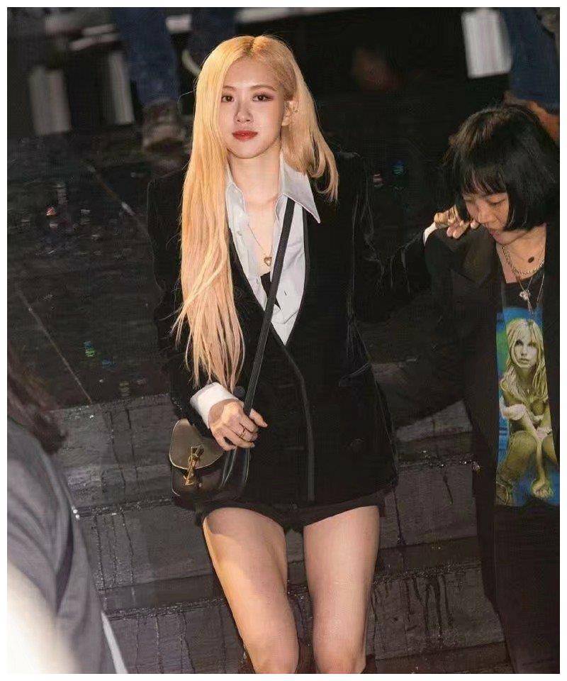 朴彩英金色长发披肩,黑色短裤只比外套长2厘米,秀美腿抢镜十足_衬衫