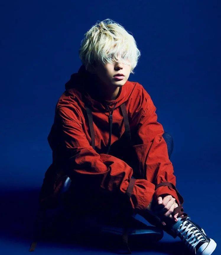 日本歌手秋山黄色涉嫌殴打同居女友被捕_kloc-_封刃师_秘密