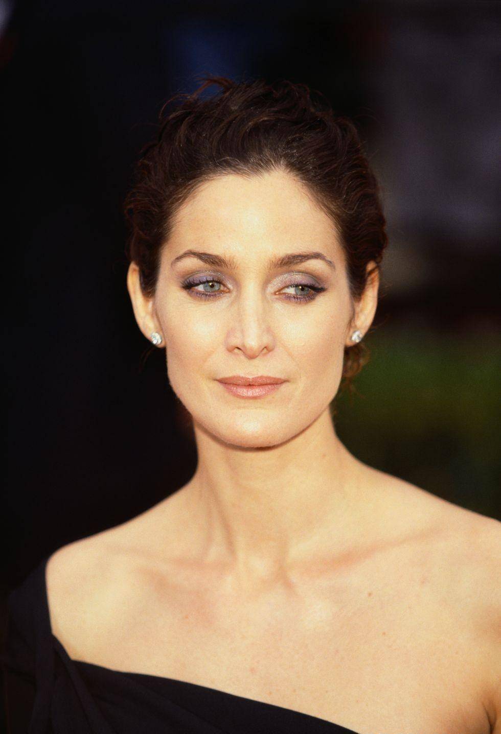 好莱坞90年代最酷的女神,那个基努·里维斯身边的女孩_moss_杰西卡