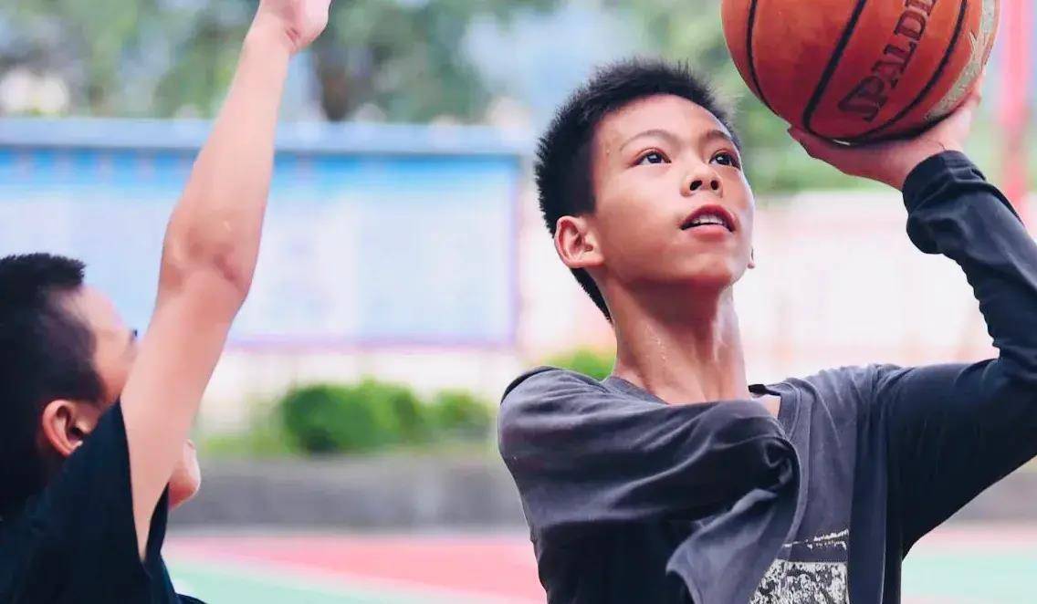 独臂篮球少年红遍全网 nba巨星库里发帖要找到他_梦想_张家诚_速度