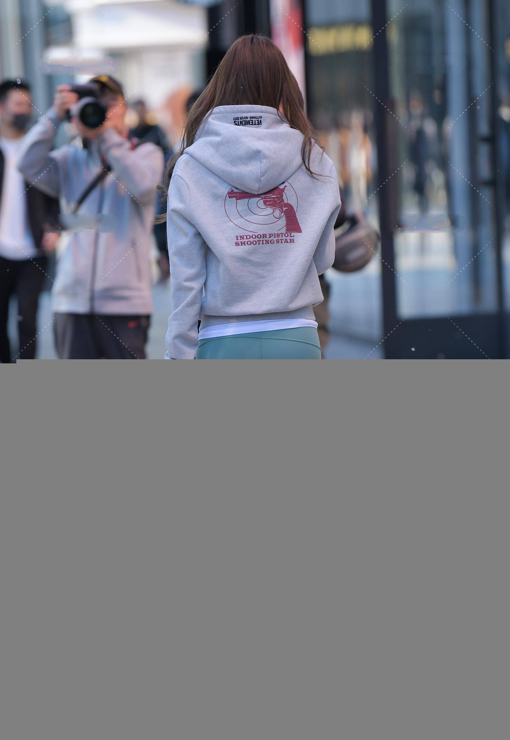 街拍美女:灰色运动服搭配豆青色瑜伽裤,青春洋溢,朝气蓬勃_时尚_穿着