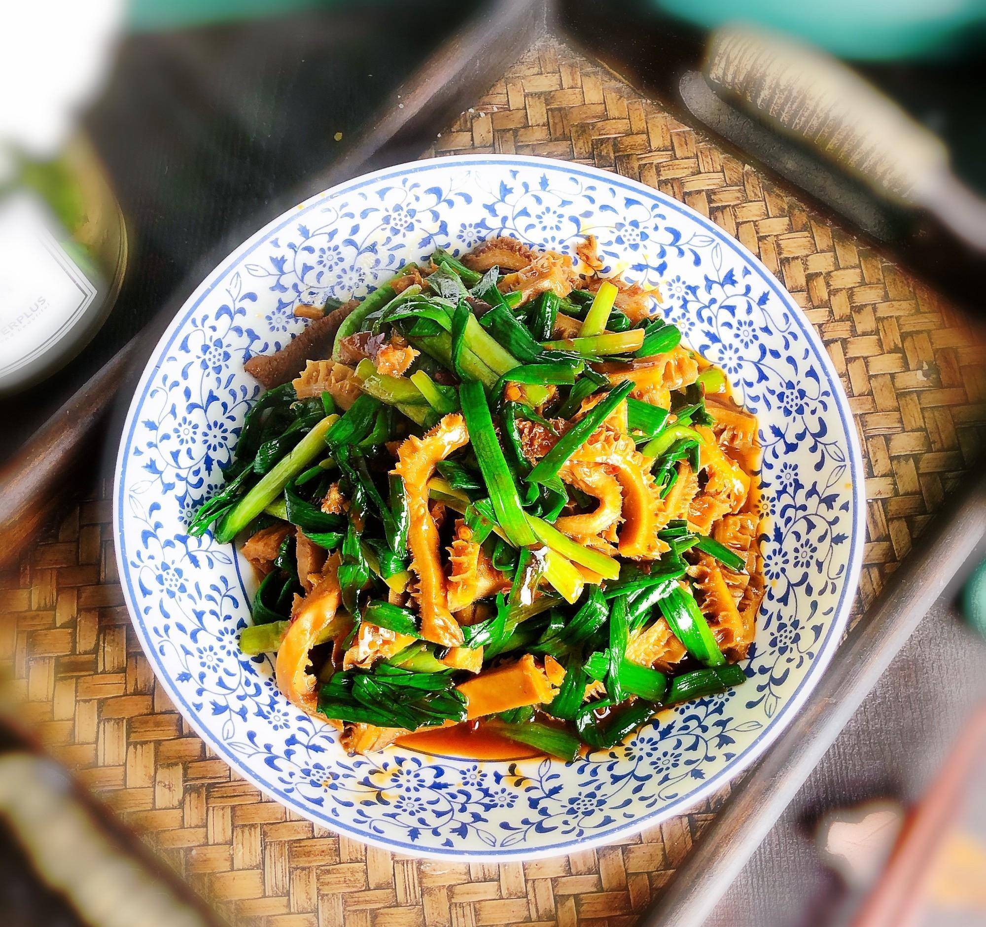 酥而不烂的卤金钱肚加点蒜苗炒,咸鲜香辣,就这一道菜能下两碗饭_郫县