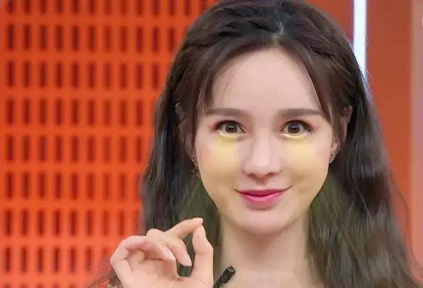 湖南春晚沈梦辰撞脸baby,和海涛搭档演小品,两次嘲讽朱丹说错话_杜