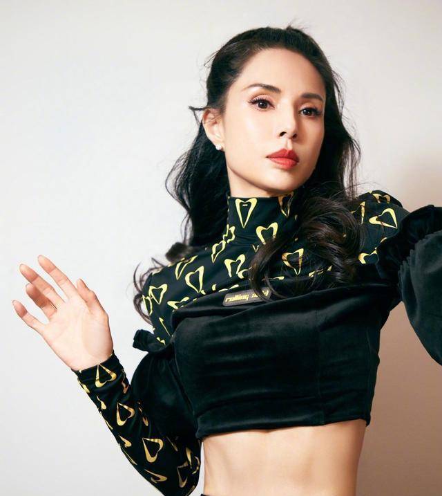 李若彤54岁依然好身材,穿运动背心秀腹肌,肌肉线条紧实状态佳_健身