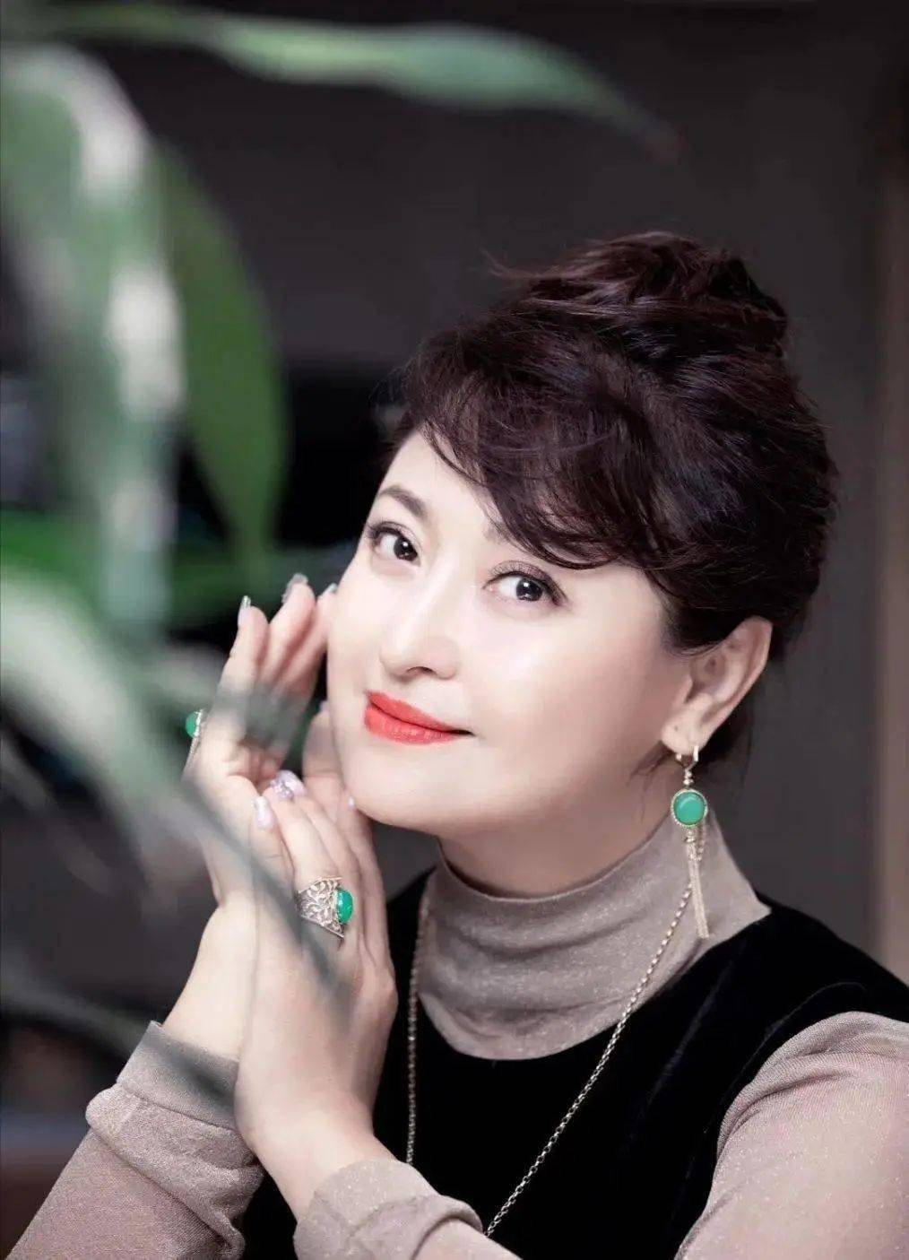 之后,公司又给王璐瑶出了几张专辑,销量都不错,但是王璐瑶志在做演员