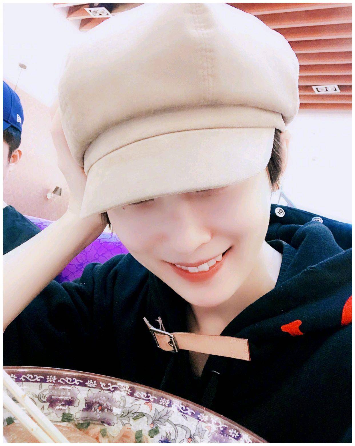 谢楠和吴京同框爱意满满,谢楠身穿一袭蓝色连衣裙,美得很纯粹_设计