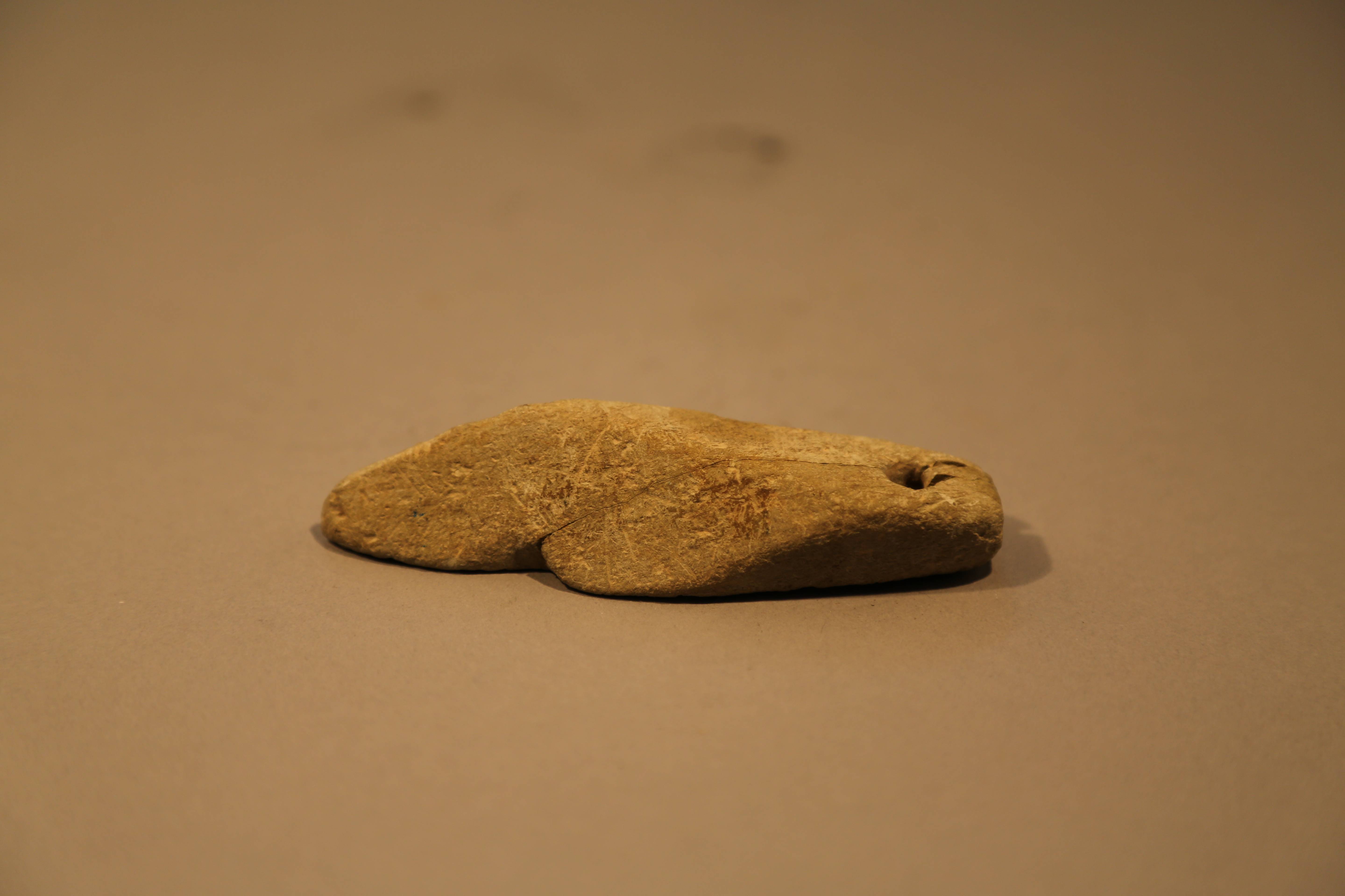 云城思劳周村出土穿孔石锥(现存于云浮市博物馆)云浮石头走向世界