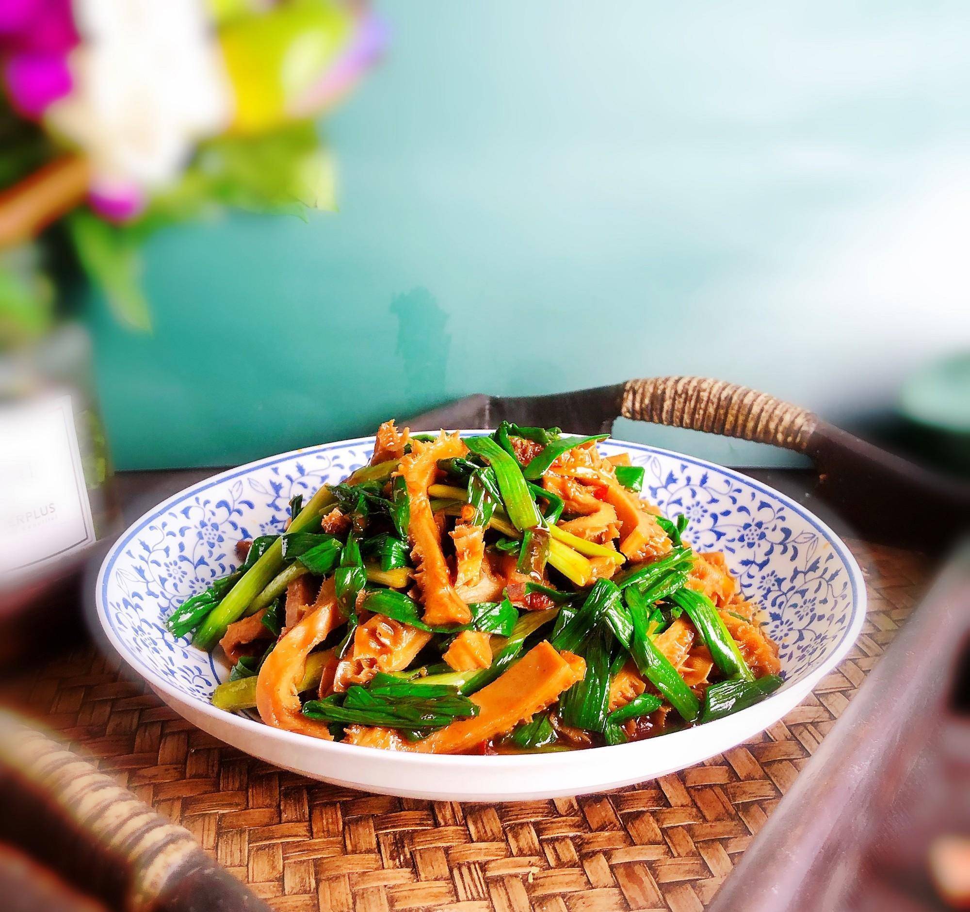 酥而不烂的卤金钱肚加点蒜苗炒,咸鲜香辣,就这一道菜能下两碗饭_郫县