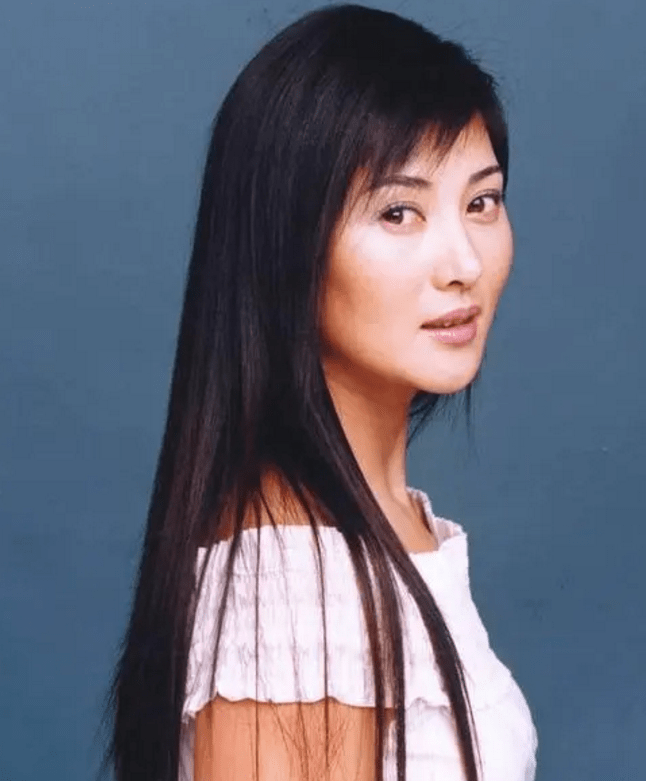 分手20年后,常戎娶娇妻家庭美满,王菁华50岁仍单身惹人心疼_俩人_事业