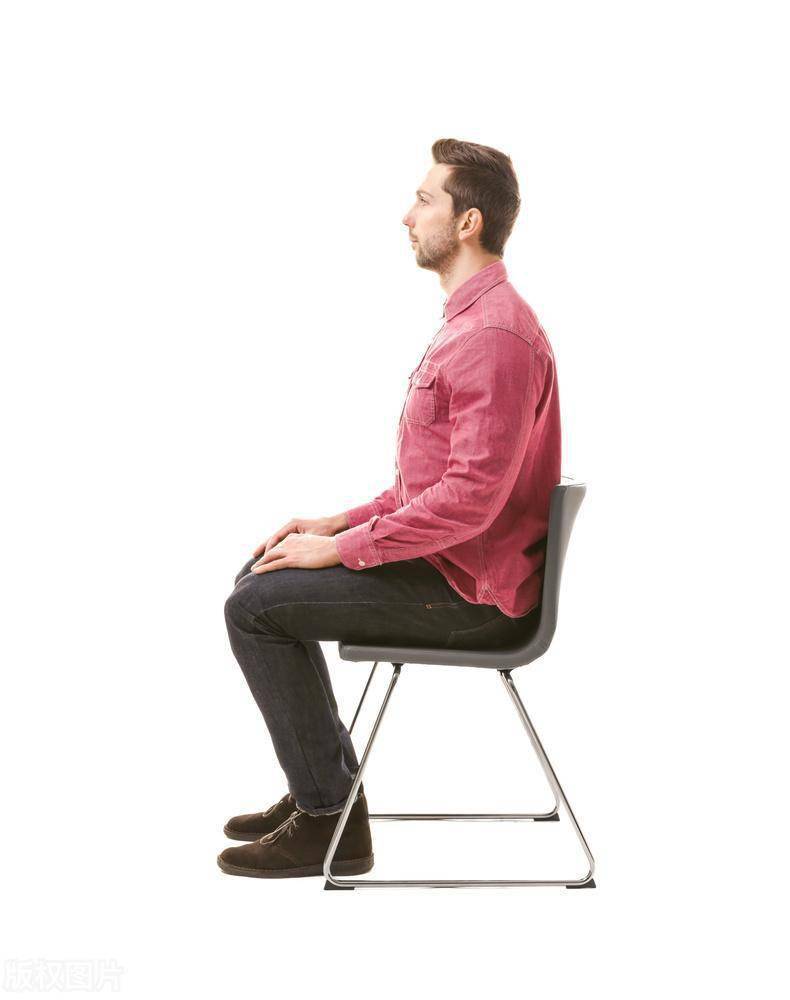 老年人在家可以进行起立坐下的运动,坐在椅子上,身体稍微前倾然后站立