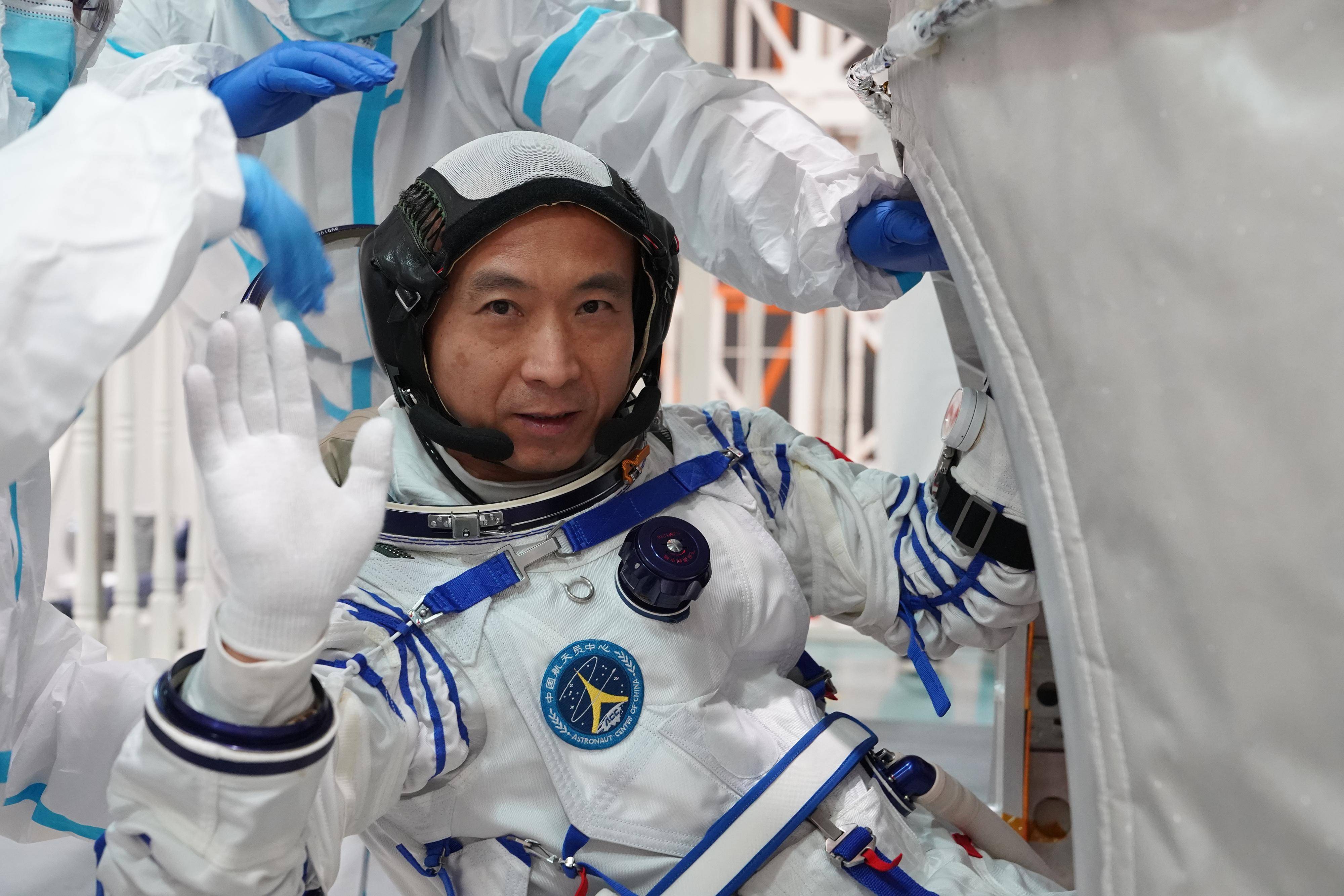 图文互动)英雄披甲征太空——记神舟十五号航天员_训练_孔方舟_费俊龙