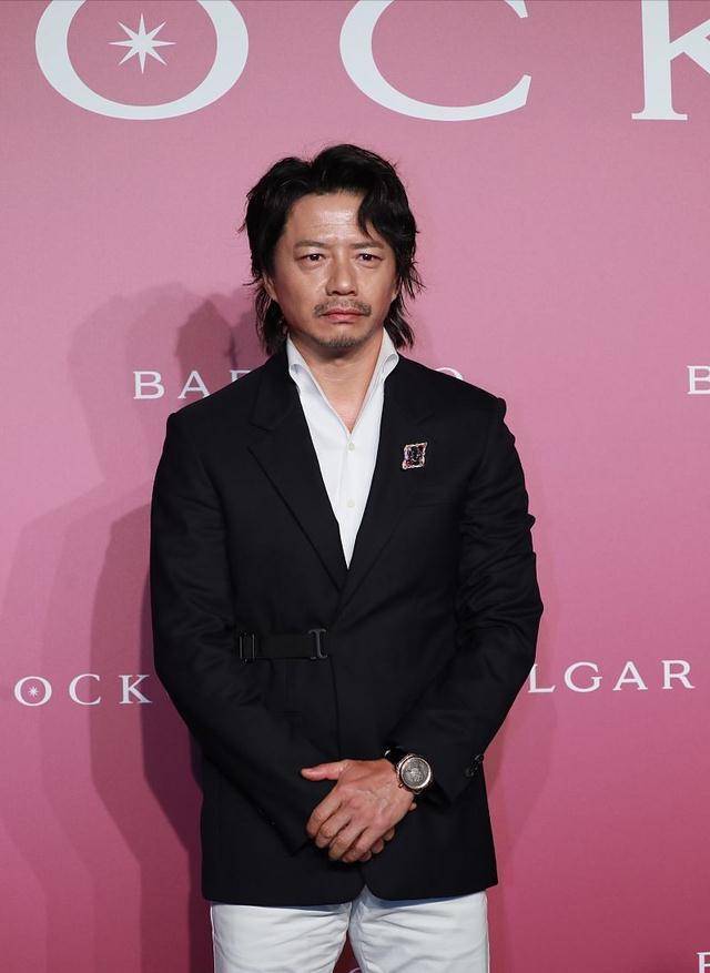 身穿骑士装的段奕宏也上年纪了,胡子挺有特点,是气质型男_西装_男性