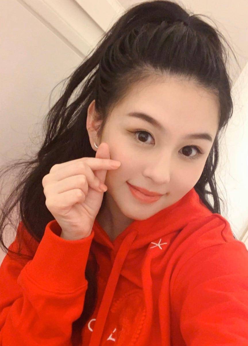 邱淑贞对女儿沈月的「名媛教育」是什么?_舞会_名牌_衣服