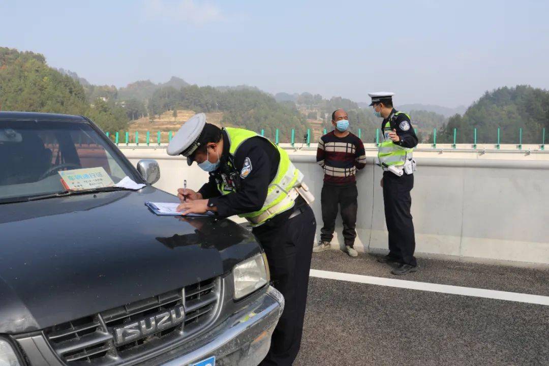 交警蜀黍模拟道路交通事故现场勘察 谁的技术更高超?_演练_勘查_部署