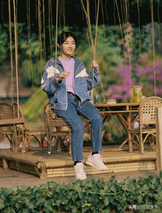 张子枫"荡秋千",秋千绳子比手指头还细,80斤以上女生不敢尝试_妹妹