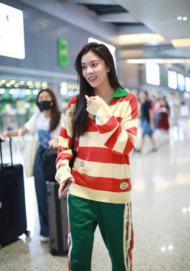 宋妍霏穿着校服装也太会"装"了,大号宽松衫还大开领口,怕不怕_绿色