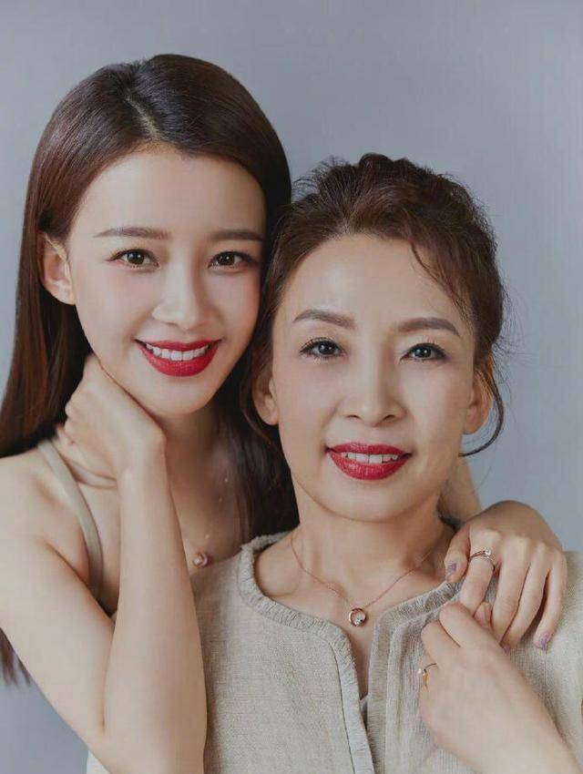 孙怡妈妈真有阔太相,小香风套装搭大衣,气质卓绝不输女儿_造型_贵妇