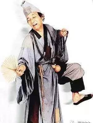记忆最深处的那个由游本昌老师饰演的经典款济公:破帽破扇破鞋垢衲衣