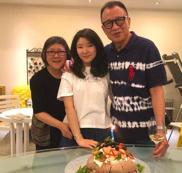 据港媒报道指,「欢喜哥」的女儿charmaine已学有所成归来,今年还特地