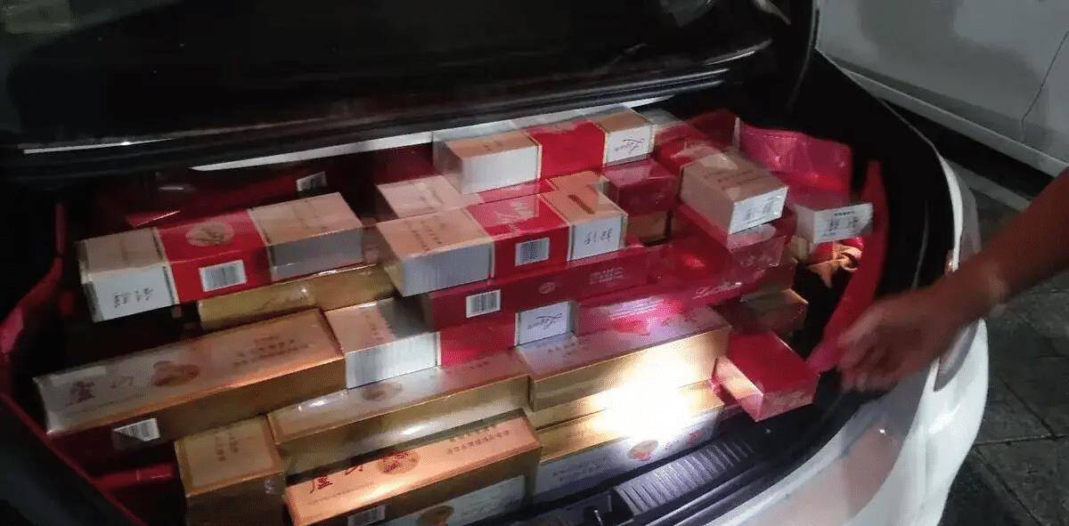 工作人员在检查时发现,该仓库内存放的货品中,有78条香烟码段后五位